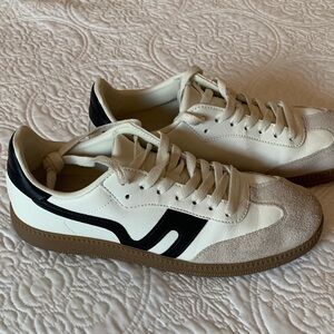 Dream Pairs Black and White Women’s Sneakers